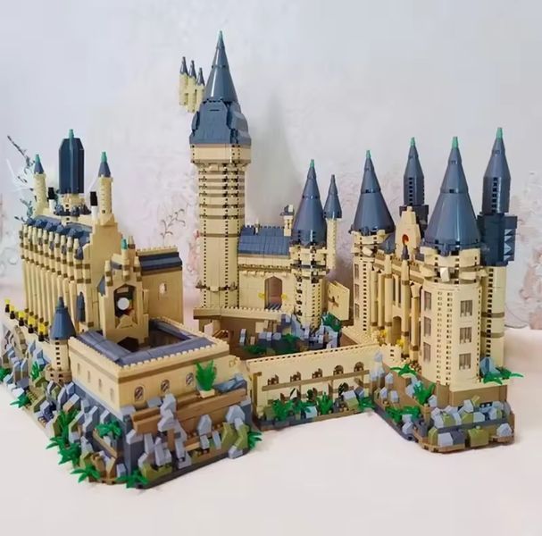 Конструктор Гаррі Поттер Замок Хогвартс (6369 деталей) з підсвіткою Harry Potter M2031 фото
